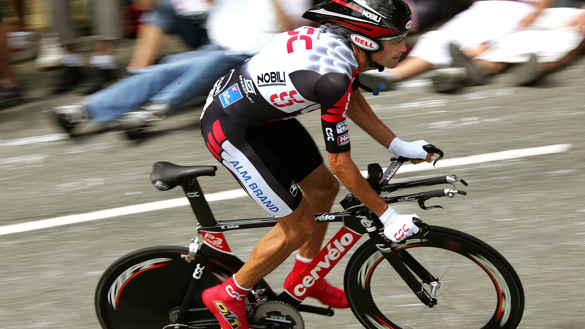 星空体育app-_北极探险赛：冰天雪地中的极限运动_，北极探险视频